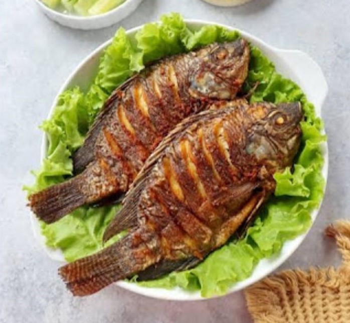 Ikan Nila Gibah yang sudah digoreng dan siap disajikan